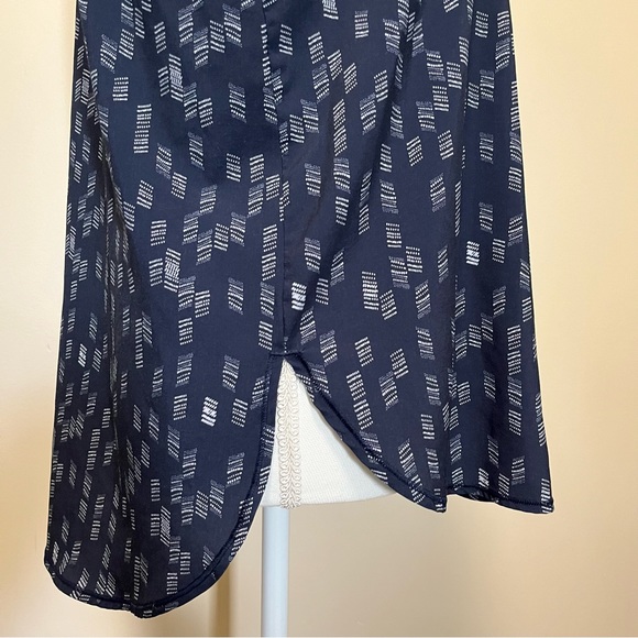 Lucy Activewear V-Neck Sleeveless Top - Loose Fit - Picture 6 of 12